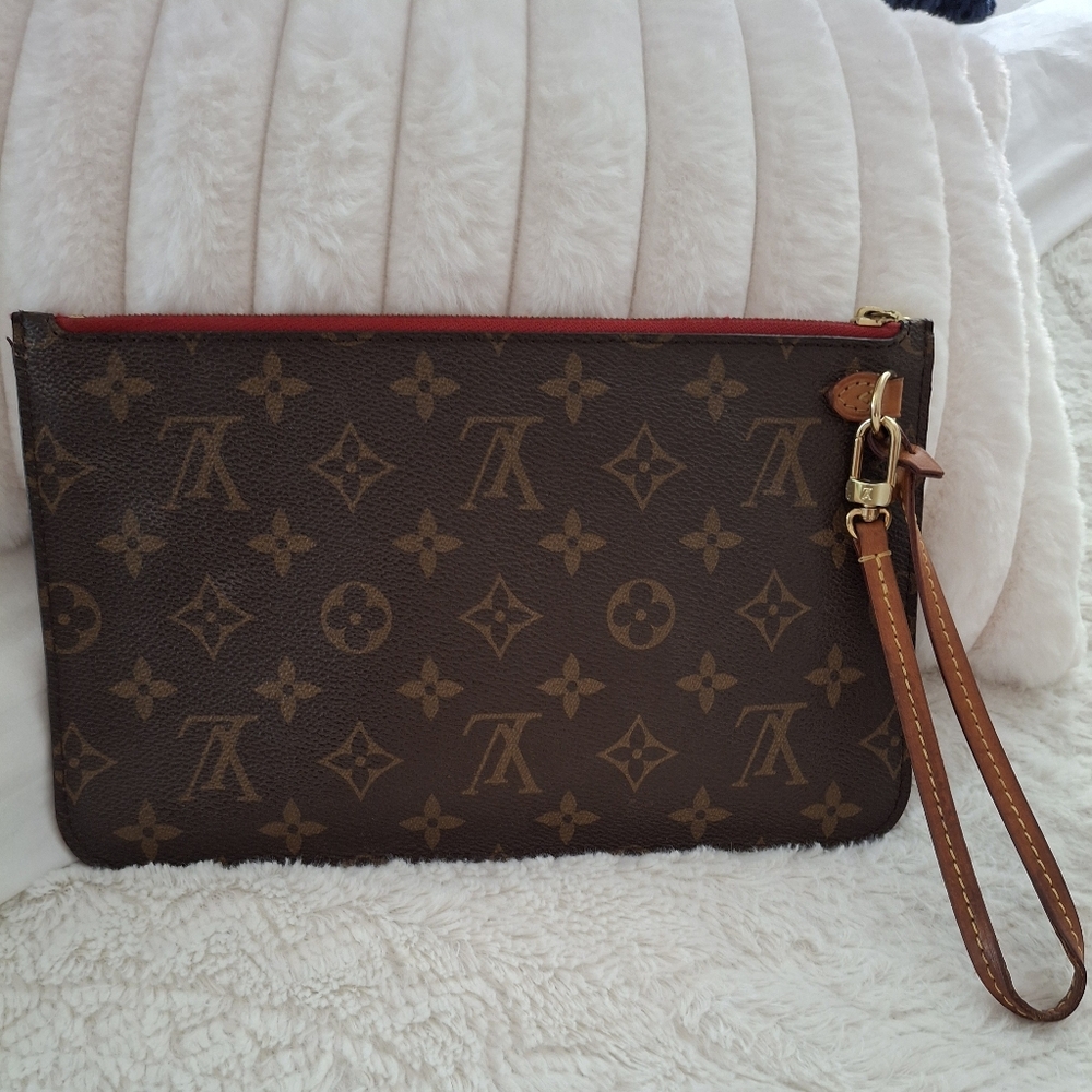 Louis Vuitton Neverfull  wristlet pochette
